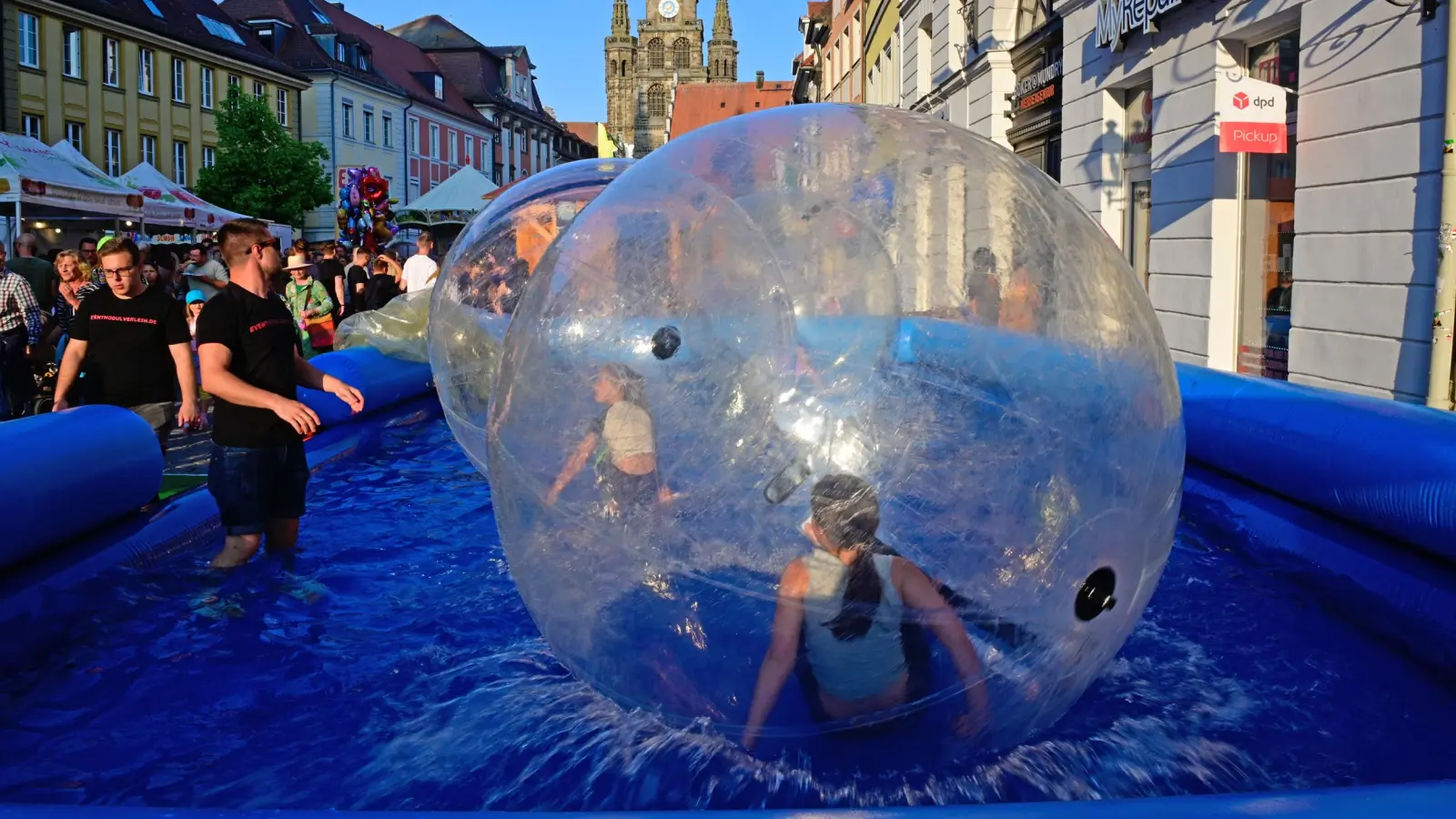 Bieranstich, Livemusik und ordentlich Trubel: Das sind die Impressionen unserer Reporter vom Ansbacher Altstadtfest 2023. (Foto: Jim Albright)