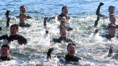 Bei Minusgraden singen Taucher der südkoreanischen Marine, während sie im eiskalten Meerwasser vor der Stadt Changwon schwimmen. (Foto: yonhap/dpa)