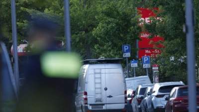 Der Supermarkt ist großräumig abgesperrt. (Foto: Carsten Koall/dpa)
