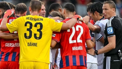Wie schon gegen Leipzig musste Jamal Musiala behandelt werden. (Foto: Harry Langer/DeFodi/dpa/dpa)