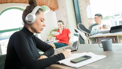 Sie wollen dem Small Talk im Büro entkommen? Dann können Kopfhörer ein effektives Mittel sein. (Foto: Christin Klose/dpa Themendienst/dpa-tmn)