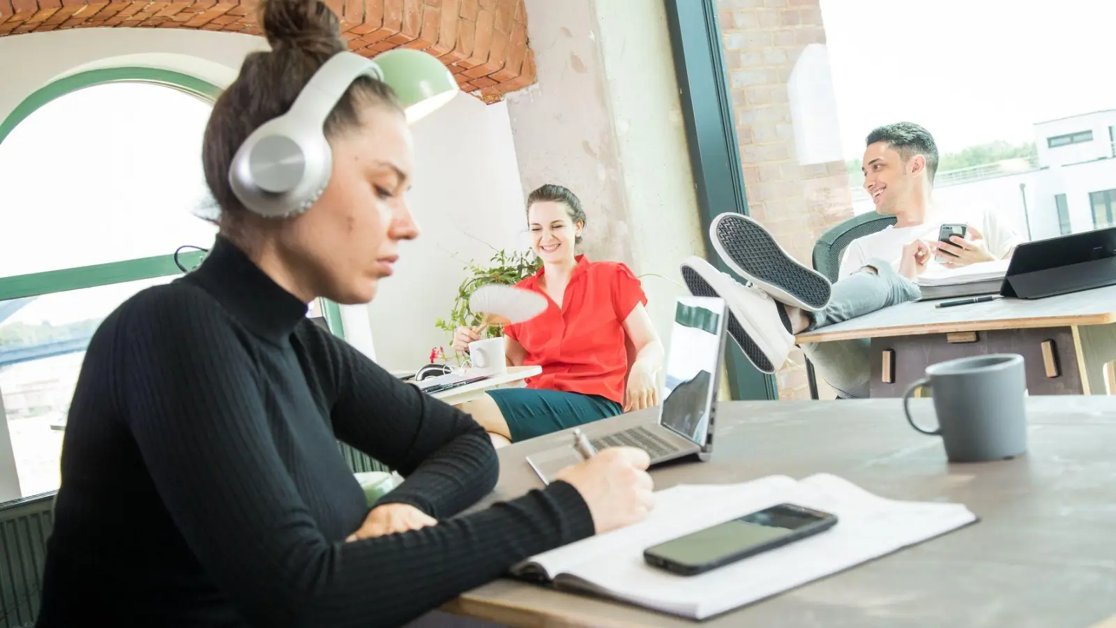Sie wollen dem Small Talk im Büro entkommen? Dann können Kopfhörer ein effektives Mittel sein. (Foto: Christin Klose/dpa Themendienst/dpa-tmn)