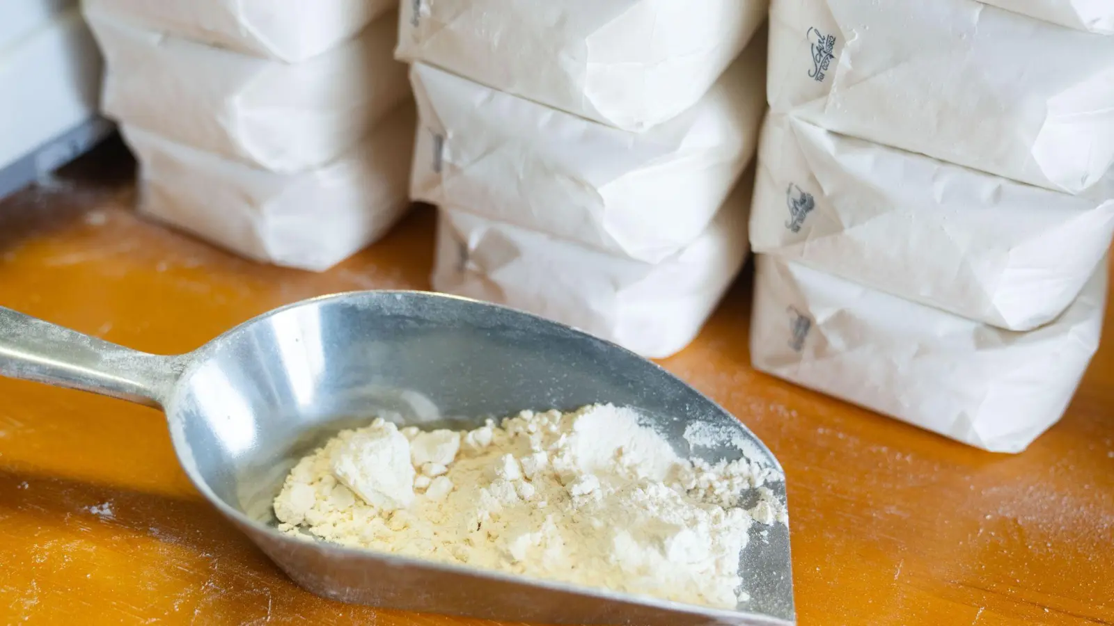 Fürs Brotbacken wird vor allem Weizenmehl verwendet. (Symbolbild) (Foto: Nicolas Armer/dpa)