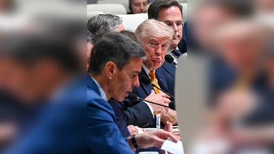 Zustimmung sieht anders aus: US-Präsident Donald Trump schaut skeptisch, während Spaniens Regierungschef Pedro Sánchez auf dem Nato-Gipfel in Ankara spricht. (Foto: Ansgar Haase/dpa)
