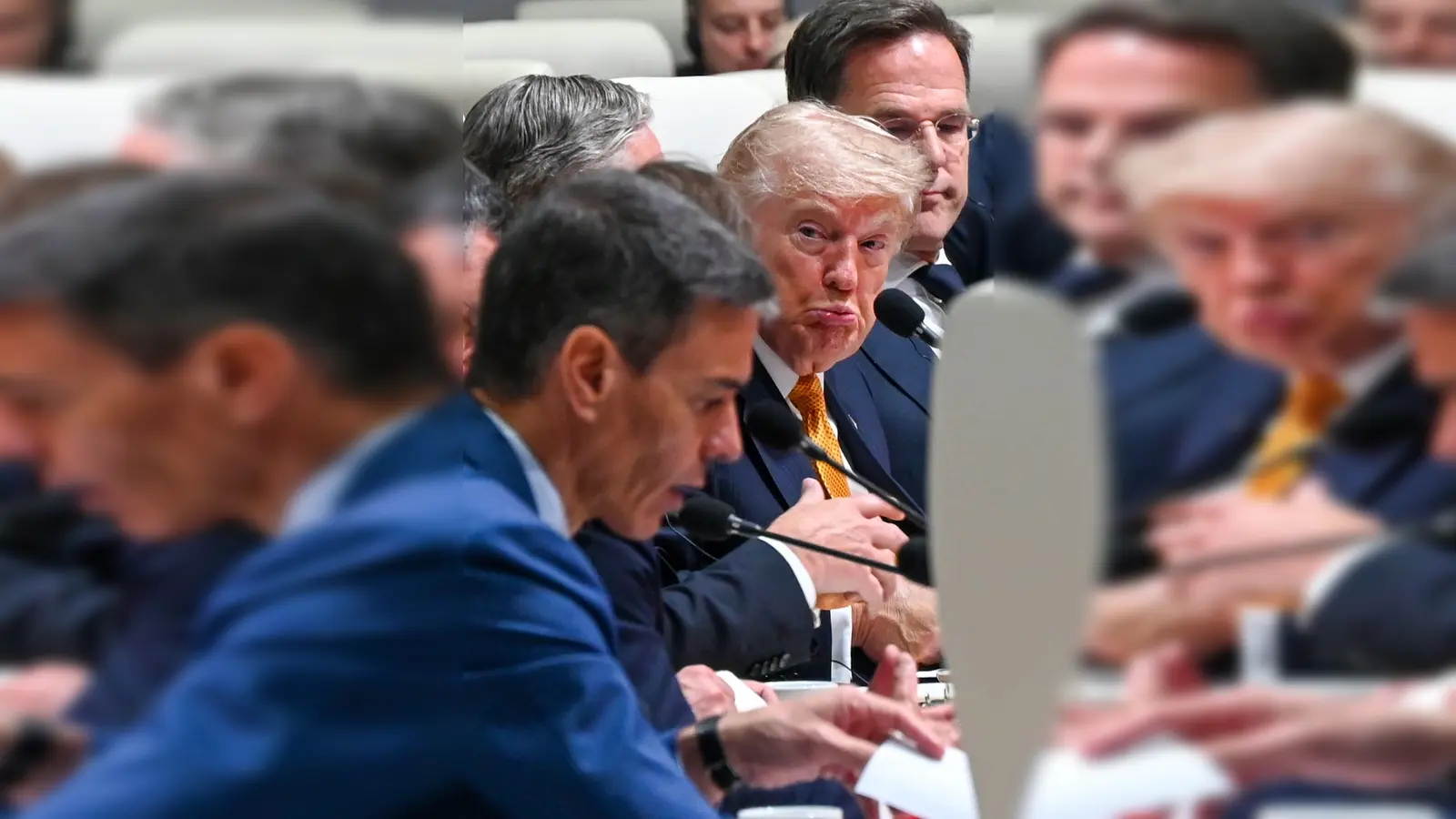 Zustimmung sieht anders aus: US-Präsident Donald Trump schaut skeptisch, während Spaniens Regierungschef Pedro Sánchez auf dem Nato-Gipfel in Ankara spricht. (Foto: Ansgar Haase/dpa)