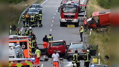 Die B20 war mehrere Stunden gesperrt. (Foto: Stefan Wintermeier/zema-medien/dpa)