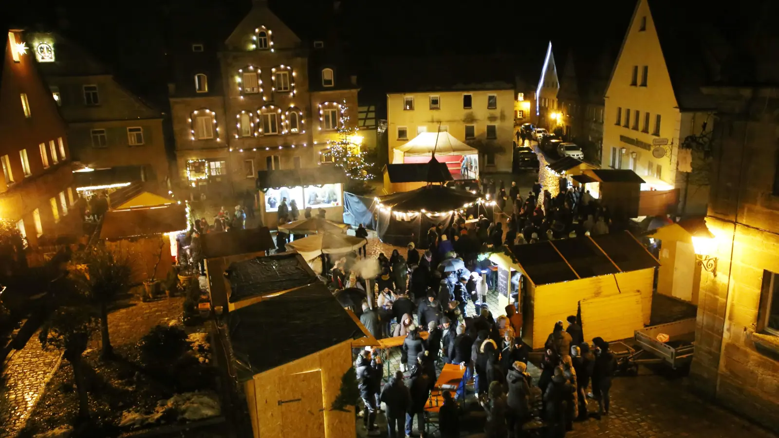 Trotz des anhaltenden Regens war der Adventsmarkt auf dem Marktplatz in Lichtenau am Samstagabend gut besucht. (Foto: Alexander Biernoth)