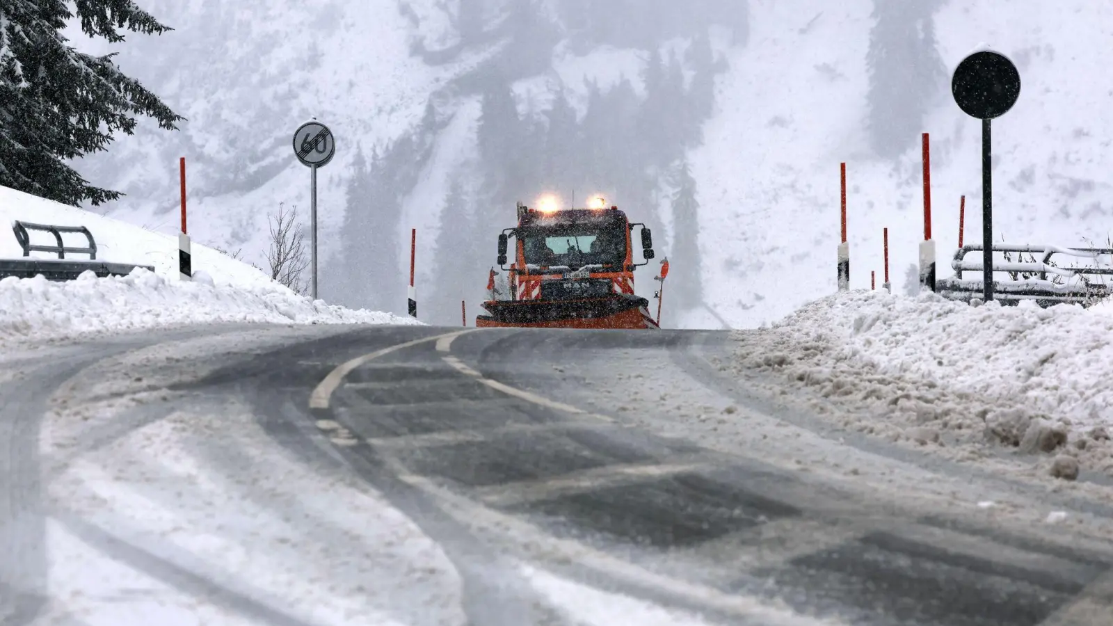 Mit 880 Fahrzeugen gewährleistet der Freistaat Bayern in der bevorstehenden Saison den Winterdienst auf Bundes- und Landesstraßen. (Archivbild) (Foto: Karl-Josef Hildenbrand/dpa)