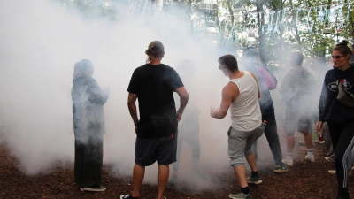 Wummernde Bässe, liebevolle Dekoration und spannende Live-Künstler: Rave-Fans sind auf dem Eulenflug-Festival im Zauberwäldchen bei Nordenberg genau richtig. (Foto: Emilia Braun)