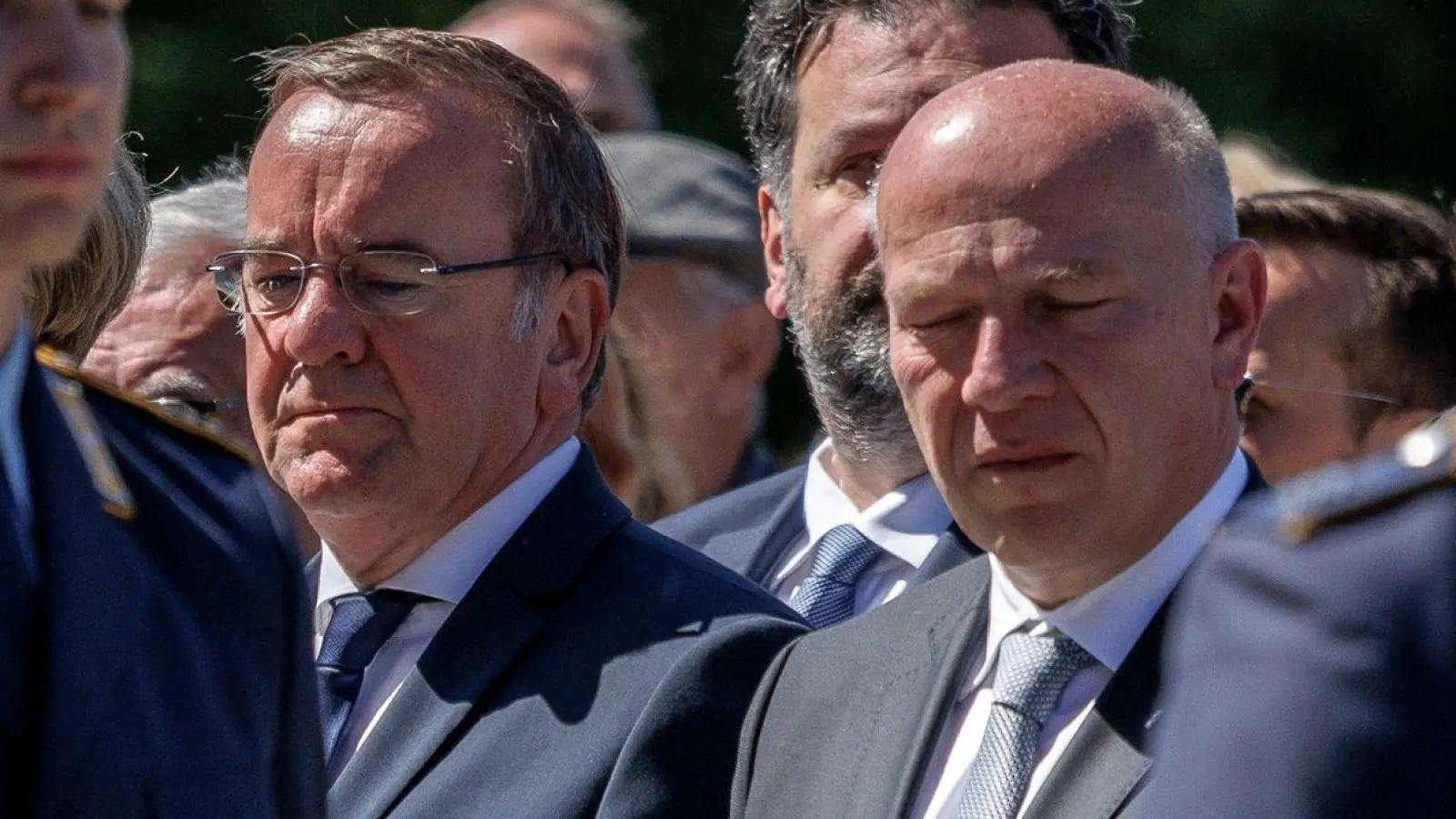 Bundesverteidigungsminister Boris Pistoris (M.l.) und Berlins Regierender Bürgermeister Kai Wegner beim Festakt zum 75. Jahrestag des Endes der Berliner Luftbrücke. (Foto: Carsten Koall/dpa)