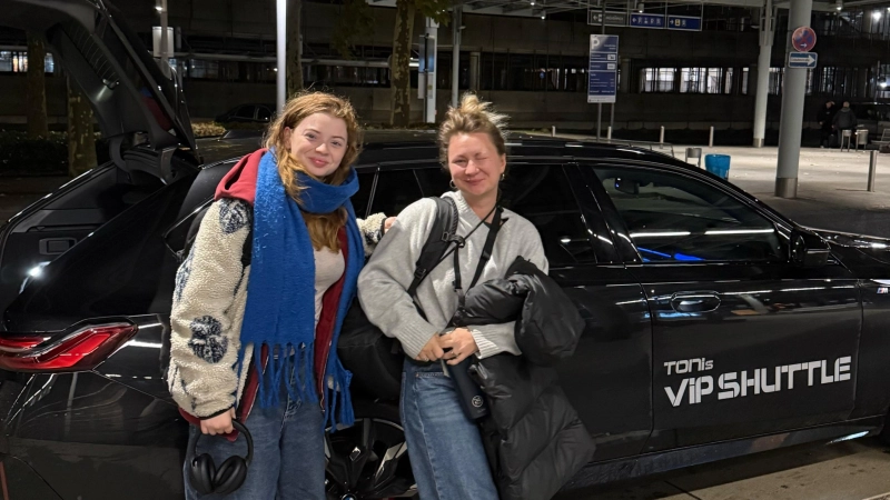 Schauspielerin Scout Worsley (links) und Jenna Jolen von der Crew sind die ersten Fahrgäste von „The Uprising”, die Tuncay Hurman im Oktober 2025 in seinem ViP-Shuttle gefahren hat. (Foto: Hurman Tuncay)