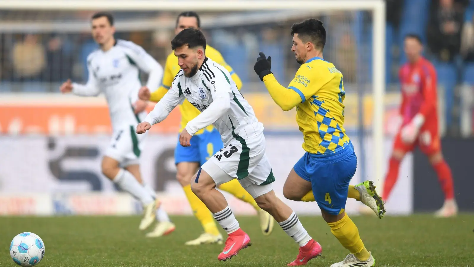 Kein Sieger beim Spiel zwischen Eintracht Braunschweig und Schalke 04. (Foto: Swen Pförtner/dpa)