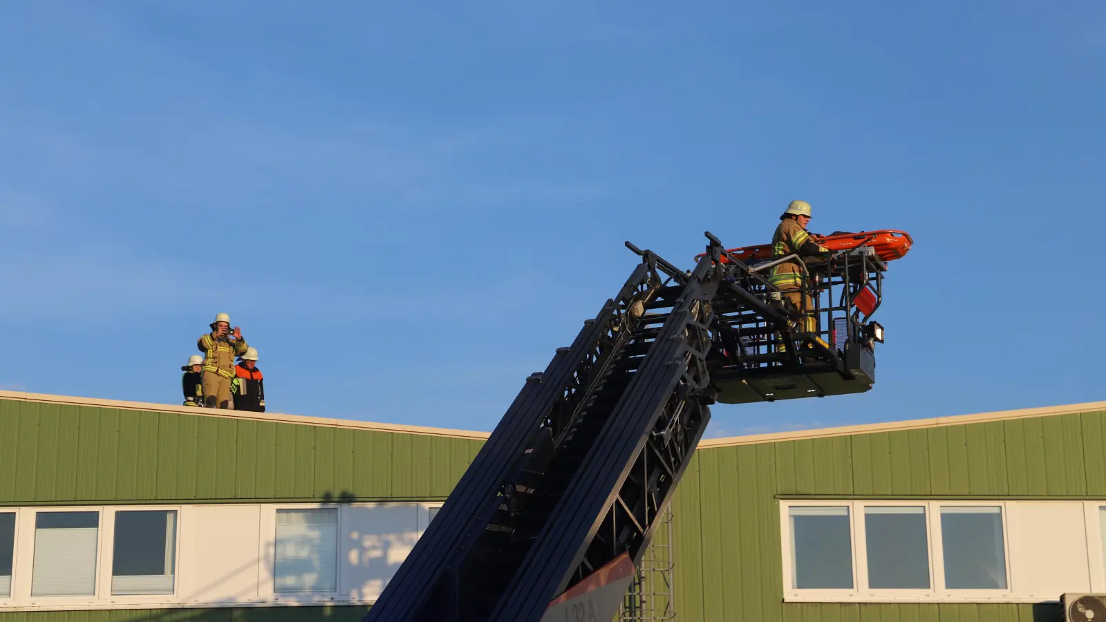 Die Drehleiter kam bei der Übung der Feuerwehren auf dem Firmengelände in Brodswinden zum Einsatz. (Foto: Oliver Herbst)