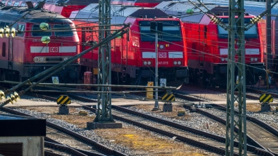 Bayerns Regionalzüge sind im vergangenen Jahr noch einmal unpünktlicher geworden. (Archiv) (Foto: Peter Kneffel/dpa)