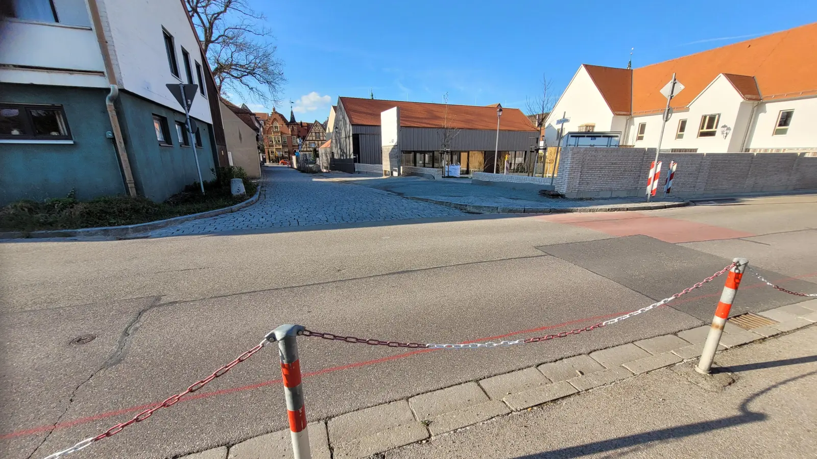 Die Hirschengasse in Bad Windsheim soll umgestaltet werden. Wo jetzt noch eine Kette als Begrenzung dient, könnte eine Aufstellfläche entstehen, die den dortigen Gehweg verbreitert. Der Bauhofwall soll so in dem Bereich verengt werden. (Foto: Anna Franck)
