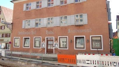 Der ehemlige Hotel- und Gaststättenbetrieb „Fränkischer Hof” liegt derzeit an einer städtischen Straßenbaustelle. Das Gebäude soll aber auch selbst zur Baustelle werden. Die neuen Eigentümer wollen dieses sanieren und 24 Ferienwohnungen schaffen.  (Foto: Markus Weinzierl)