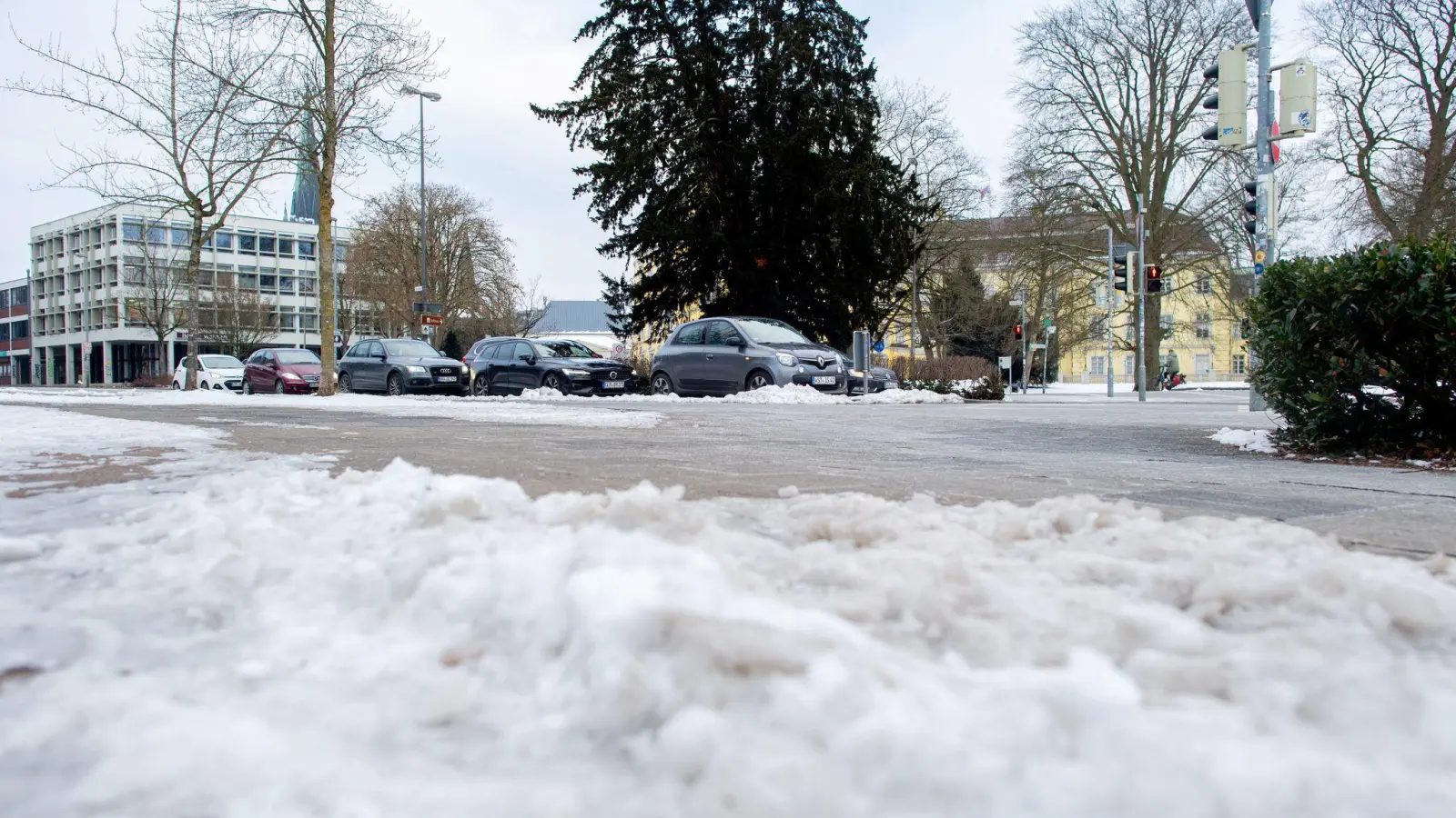 Wegen des Winterwetters müssen sich die Menschen in Teilen Deutschlands am Mittwochmorgen auf glatte Straßen einstellen. (Foto: Hauke-Christian Dittrich/dpa)