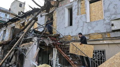 Immer wieder trifft es Wohnhäuser in Odessa - hier bei einem russischen Angriff vor wenigen Tagen. (Archivbild) (Foto: Michael Shtekel/AP/dpa)