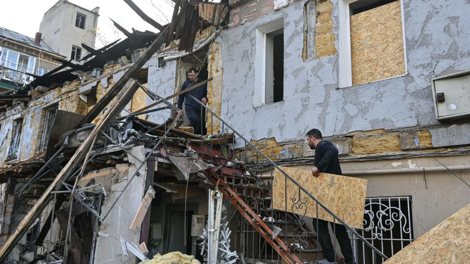 Immer wieder trifft es Wohnhäuser in Odessa - hier bei einem russischen Angriff vor wenigen Tagen. (Archivbild) (Foto: Michael Shtekel/AP/dpa)