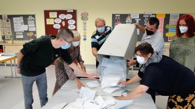 Bei der jüngsten Bundestagswahl im Jahr 2021 bestimmten bei der Auszählung noch die Corona-Schutzmasken das Bild. (Foto: Winfried Vennemann)