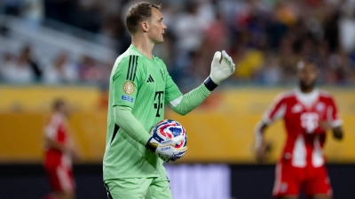 Torhüter wie Manuel Neuer dürfen den Ball acht Sekunden in der Hand halten. (Foto: Sven Hoppe/dpa)