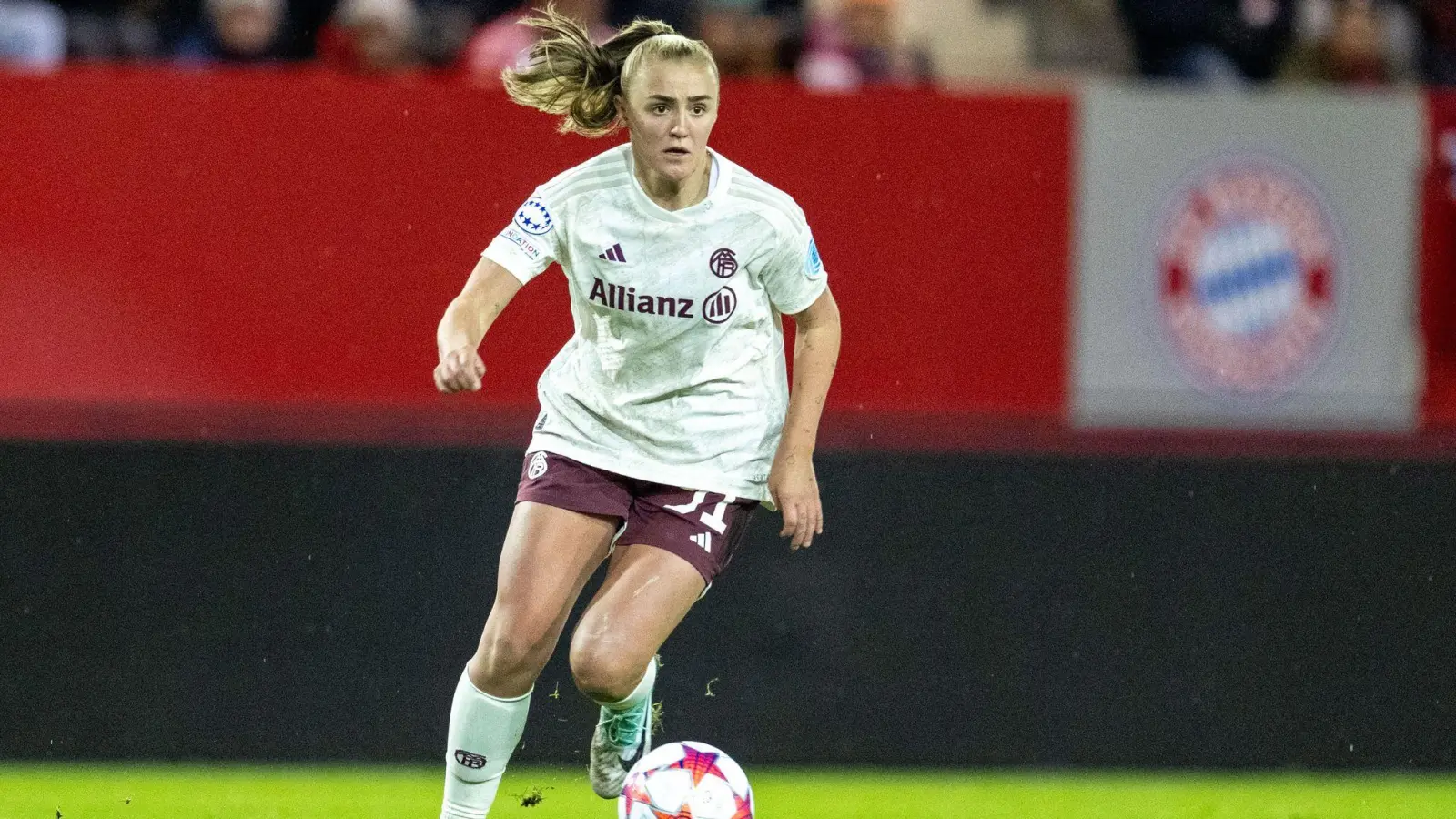 Georgia Stanway verwandelte einen Strafstoß für den FC Bayern. (Foto: Ulrich Gamel/kolbert-press/dpa)