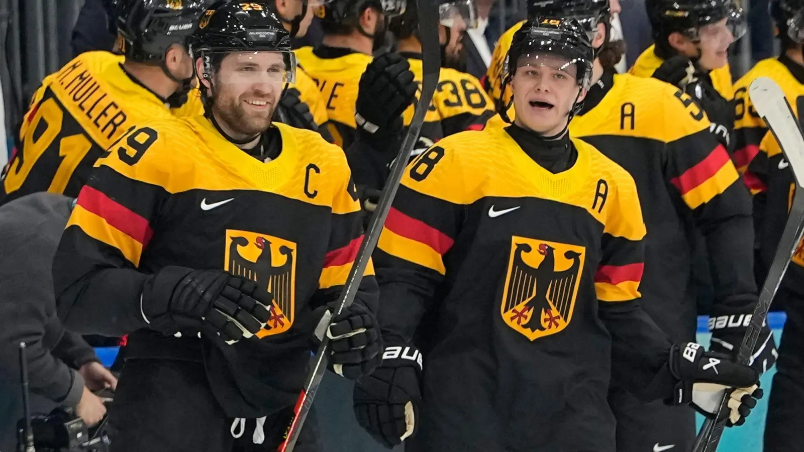 Leon Draisaitl und Tim Stützle führen Deutschlands Eishockey-Team zum Sieg gegen Dänemark (Foto: Hassan Ammar/AP/dpa)