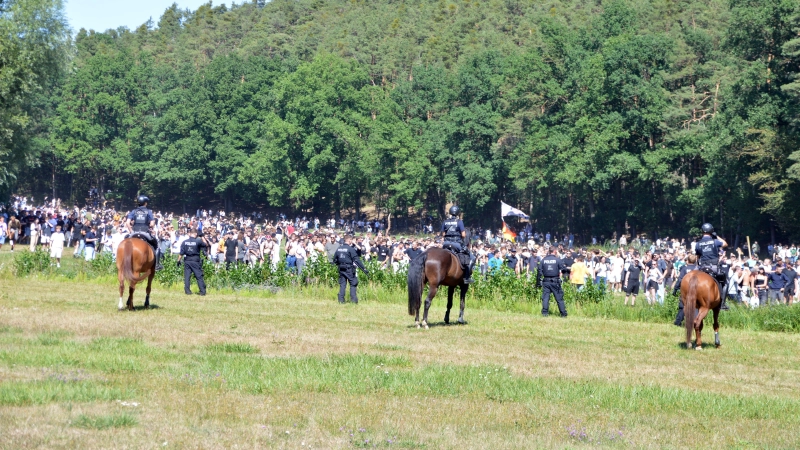 Pattsituation: Polizei und Schanzenfestteilnehmer standen sich auf der Wiese vor dem Altschauerberger Feuerwehrhaus gegenüber. (Foto: Johannes Zimmermann)