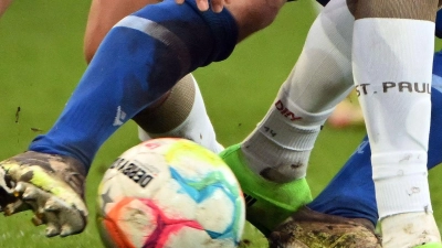 Fußballspieler zweier gegnerischer Mannschaften kämpfen um den Ball. (Foto: Uli Deck/dpa/Symbolbild)