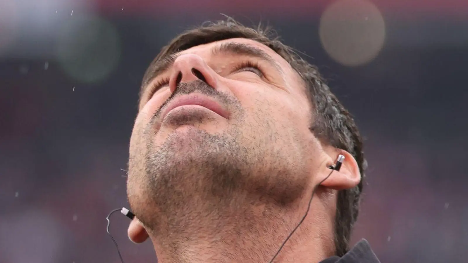 Leipzigs Trainer Zsolt Löw blickt in den Himmel (Foto: Jan Woitas/dpa)