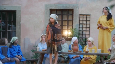 Groß und Klein wirkten am Theaterstück „Liebe, Tod, Teufel” mit. Die Kinder hatten einen großen Anteil in einzelnen Szenen. Hier bereiten sie Gemüse vor und werden dabei eingeteilt, wer wen bespitzeln soll. (Foto: Martina Hinkelmann)