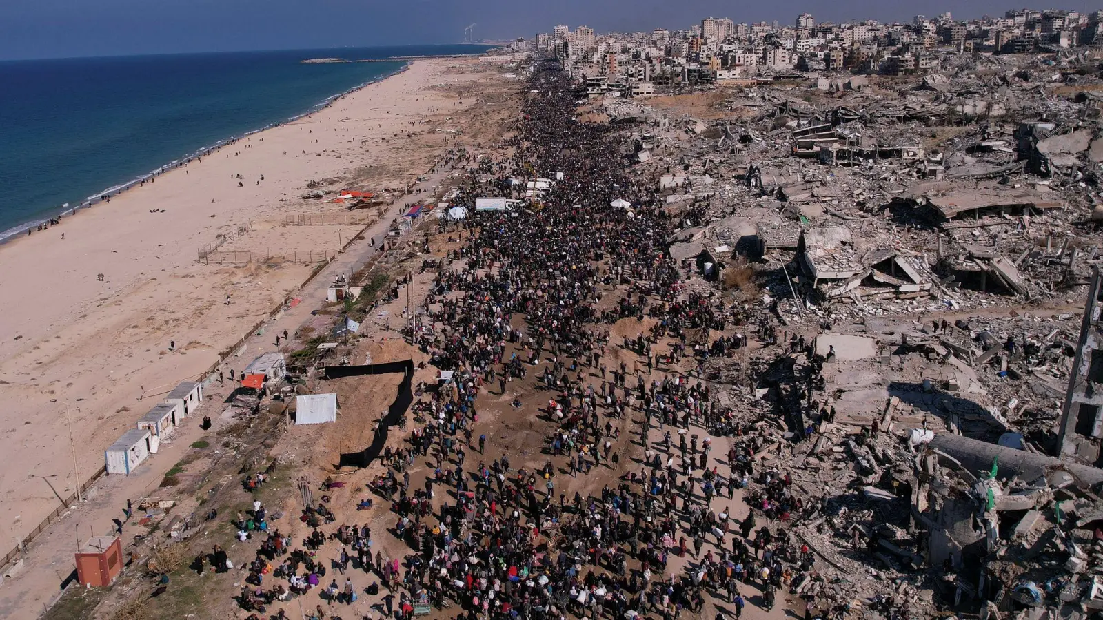 Laut der Hamas und den Vereinten Nationen sind Hunderttausende Vertriebene in den Norden Gazas zurückgekehrt.   (Foto: Mohammad Abu Samra/AP/dpa)