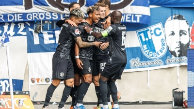 Bambase Conte (3.v.l) trifft zum 1:0 für Elversberg beim 1. FC Magdeburg.  (Foto: Andreas Gora/dpa)