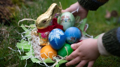 Ostereier lassen sich nach der Vorhersage des Deutschen Wetterdiensts im Trockenen suchen. (Foto: Hendrik Schmidt/dpa)