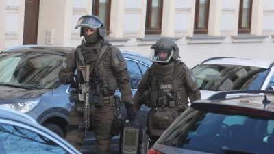 Die Polizei sucht nach dem Mann, der in einer Straßenbahn in Gera eine Frau angezündet haben soll. (Foto: Bodo Schackow/dpa)