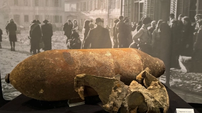 Diese Fliegerbombe ist in der aktuellen Sonderausstellung im Markgrafenmuseum zu sehen. Gefunden und entschärft wurde sie 2021 am Ansbacher Bahnhof. (Foto: Lara Hausleitner)