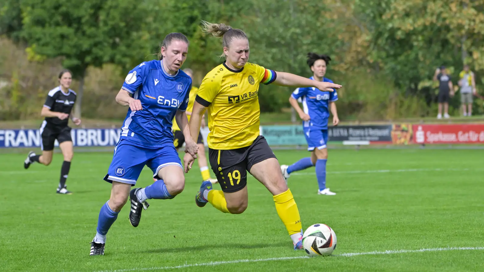 Auf dem Weg zum Ausgleich: Eva Wiesinger (rechts) setzt sich gegen Emily Evels durch und trifft zum 1:1. (Foto: Martin Rügner)