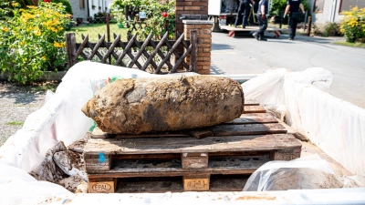 Wenn bei der Entschärfung eines Blindgängers doch etwas schiefgeht, können Versicherungen greifen. (Foto: Fabian Sommer/dpa/dpa-tmn)