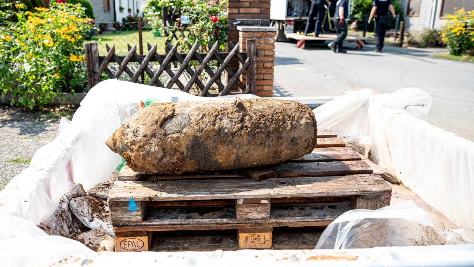 Wenn bei der Entschärfung eines Blindgängers doch etwas schiefgeht, können Versicherungen greifen. (Foto: Fabian Sommer/dpa/dpa-tmn)