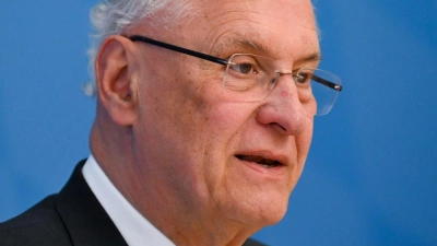 Innenminister Herrmann bezweifelt die verfassungsrechtliche Grundlage für das ÖDP-Volksbegehren zur Beschränkung der Amtszeit des bayerischen Ministerpräsidenten. (Archivbild) (Foto: Sven Hoppe/dpa)