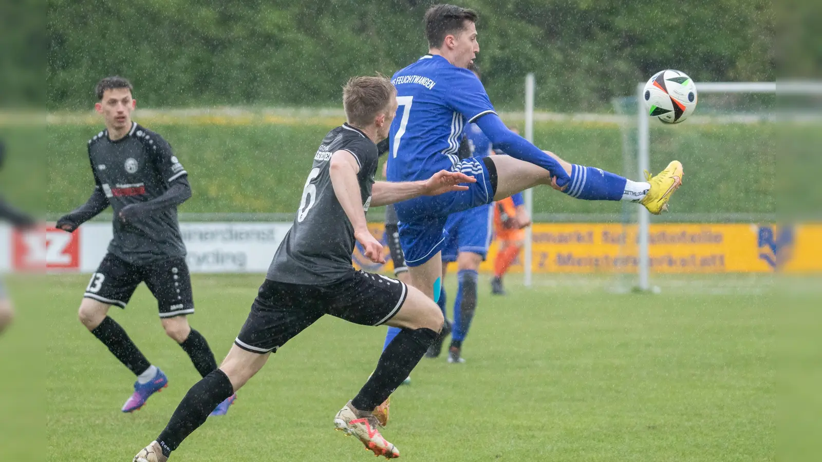 Hoch das Bein: Feuchtwangens Marco Wegert ist vor Herriedens Wolfgang Horlacher am Ball. (Foto: Markus Zahn)