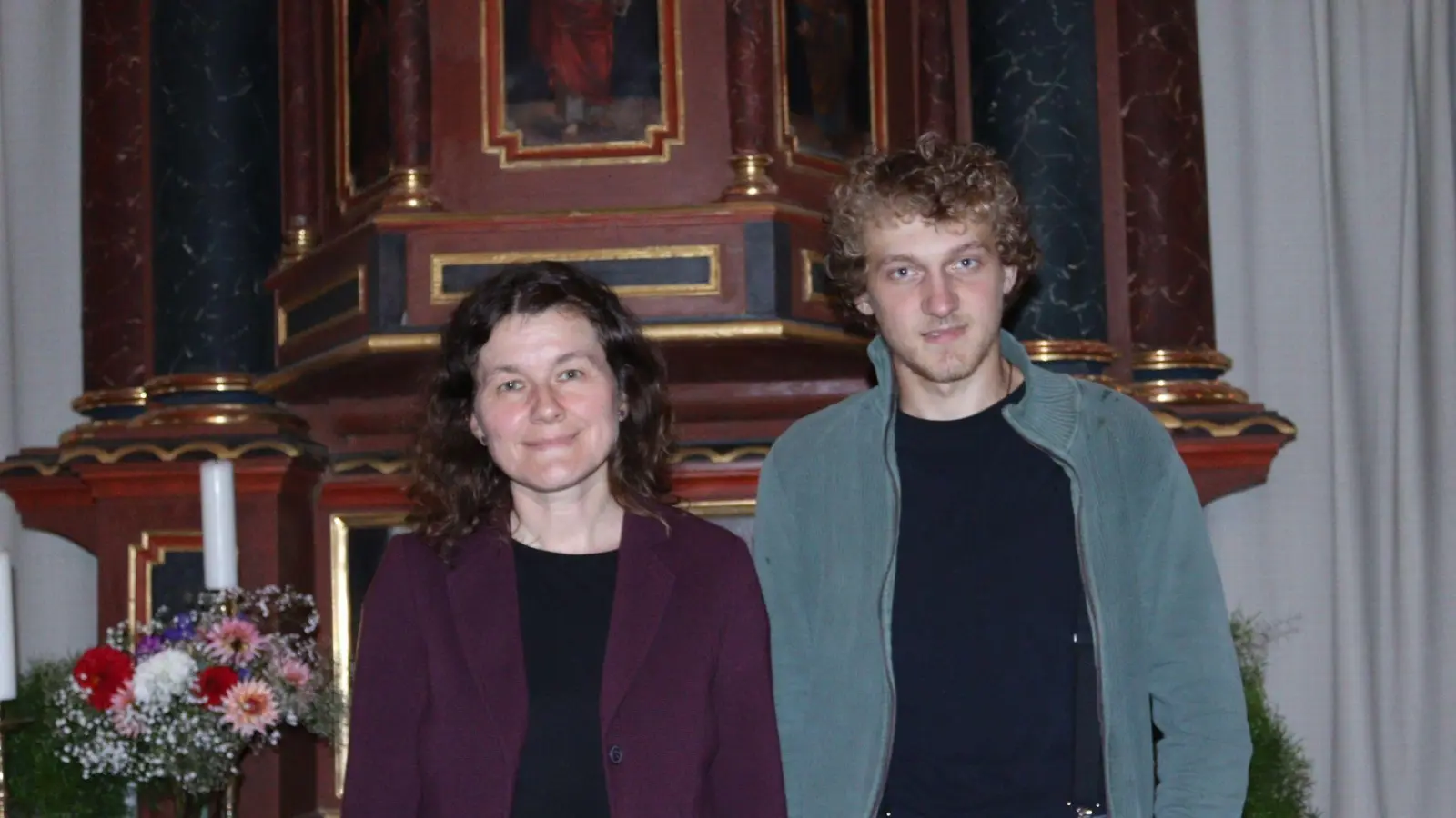 Sabine Rabenstein und Patrick Billmann stehen vor dem Altar in der Kirche St. Katharina in Schauerheim. Das Gotteshaus wird derzeit außen am Turm renoviert. (Foto: Rainer Fritsch)