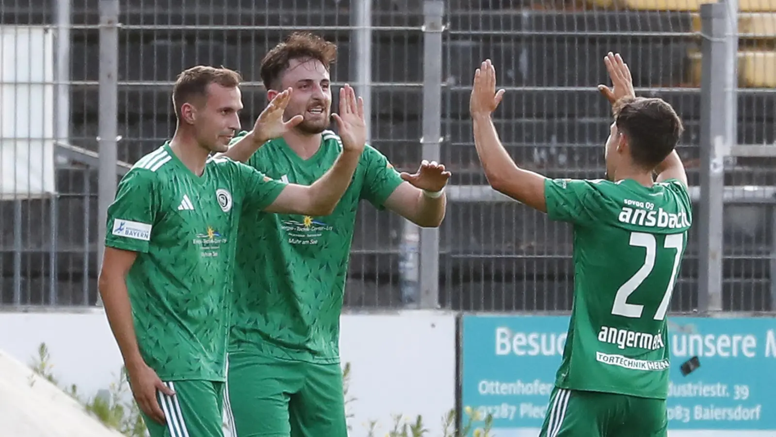Gut gemacht: Torschütze Dino Nuhanovic (Mitte) mit Lukas Schmidt (links) und Björn Angermeier nach dem Führungstreffer in Bayreuth. (Foto: Peter Kolb)