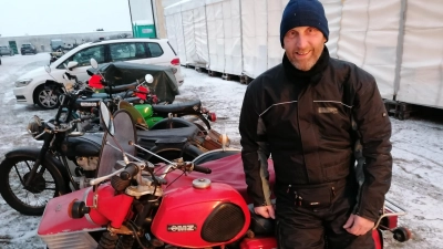 Im Jahr 2024 kam Bernd Leßner mit der roten MZ beim Motorradtreffen auf der Augustburg an. 2025 war er dort ohne sein Gefährt. (Foto: privat)