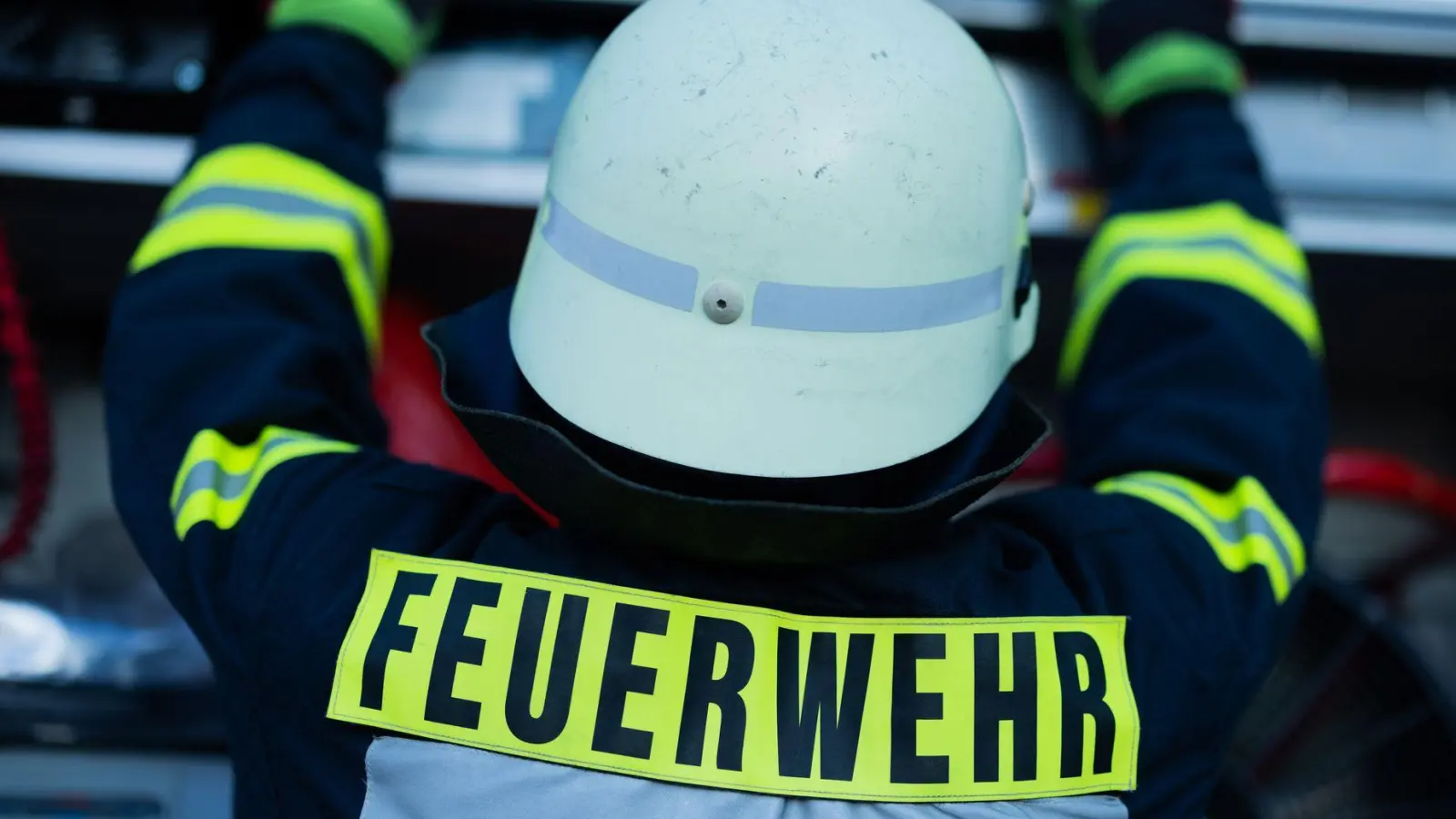 Die Feuerwehr hat zwei angrenzende Häuser evakuiert. (Symbolbild) (Foto: Rolf Vennenbernd/dpa)