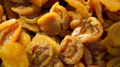 Getrocknete Früchte enthalten zwar viel Zucker, liefern dem Körper aber auch Mineral- und Ballaststoffe. (Foto: Andrea Warnecke/dpa-tmn)