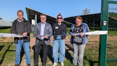 Bei der Einweihung des Solarparks durchschnitten (von links) Bürgermeister Friedrich Steinacker, stellvertretender Landrat Stefan Horndasch, Projektentwicklerin Tara Gerhardt und Eigentümerin Petra Sandner das Band. (Foto: Friedrich Zinnecker)