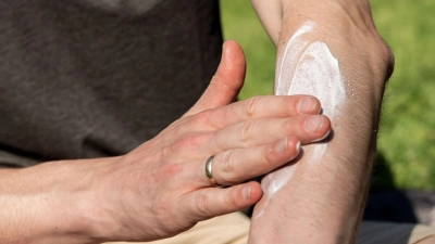 26 Sonnencremes, -lotionen und -sprays hat die Stiftung Warentest in ihrer aktuellen Ausgabe untersucht. (Foto: Zacharie Scheurer/dpa-tmn)