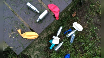 Kein seltener Anblick: Lachgas-Kartuschen und Luftballons liegen in Parks oder auf Gehwegen.  (Foto: Teresa Dapp/dpa)