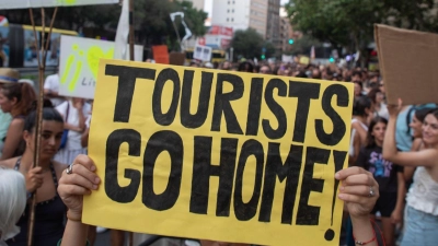 Tausende Menschen sind auf Mallorca gegen den Massentourismus durch die Straßen gezogen. (Foto: Clara Margais/dpa)